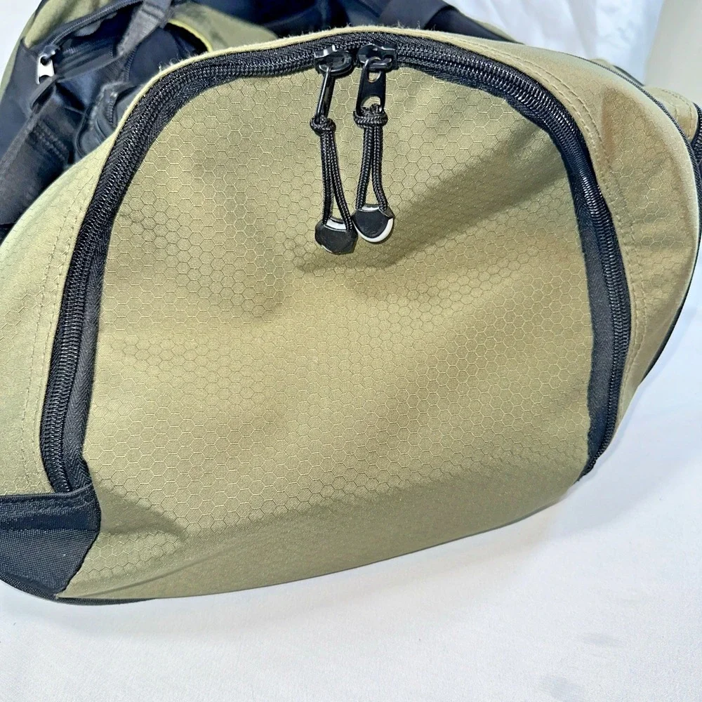 Eddie Bauer Luggage Carry-on Duffle Gym Bag in Black & Green 19